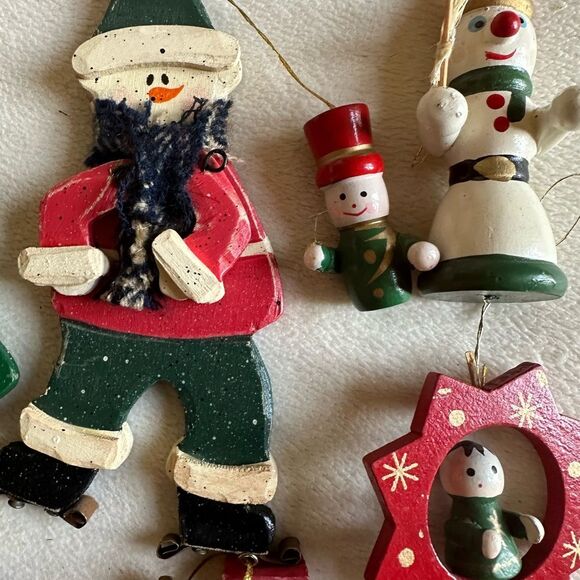14 wooden (and more) French vintage rustic mini Christmas tree ornaments. - Picture 3 of 5
